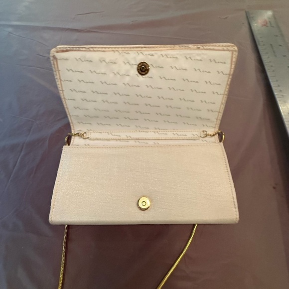NWOT Nina Vintage Y2K Ivory/Gold Clutch w/ Bow Embellishment & Chain Strap - Picture 5 of 10